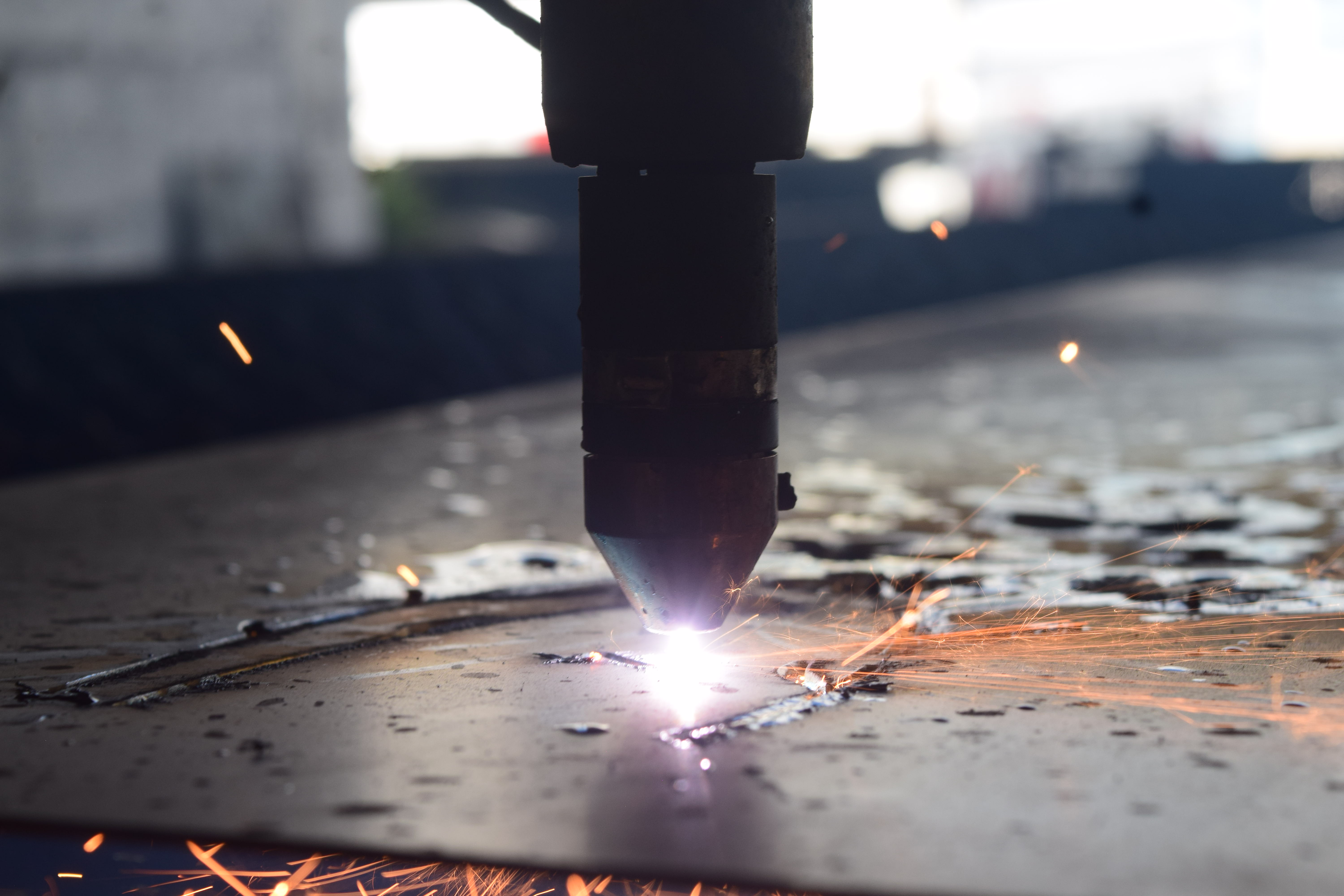 Máquina CNC cortando metal